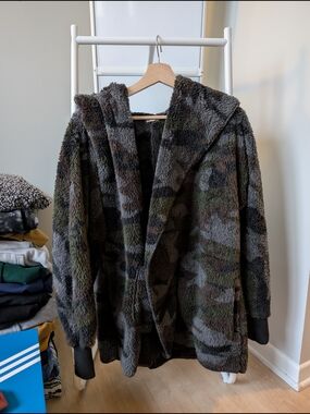 Plush Hooded Camouflage Sherpa Shawl Jacket - Olive & Black